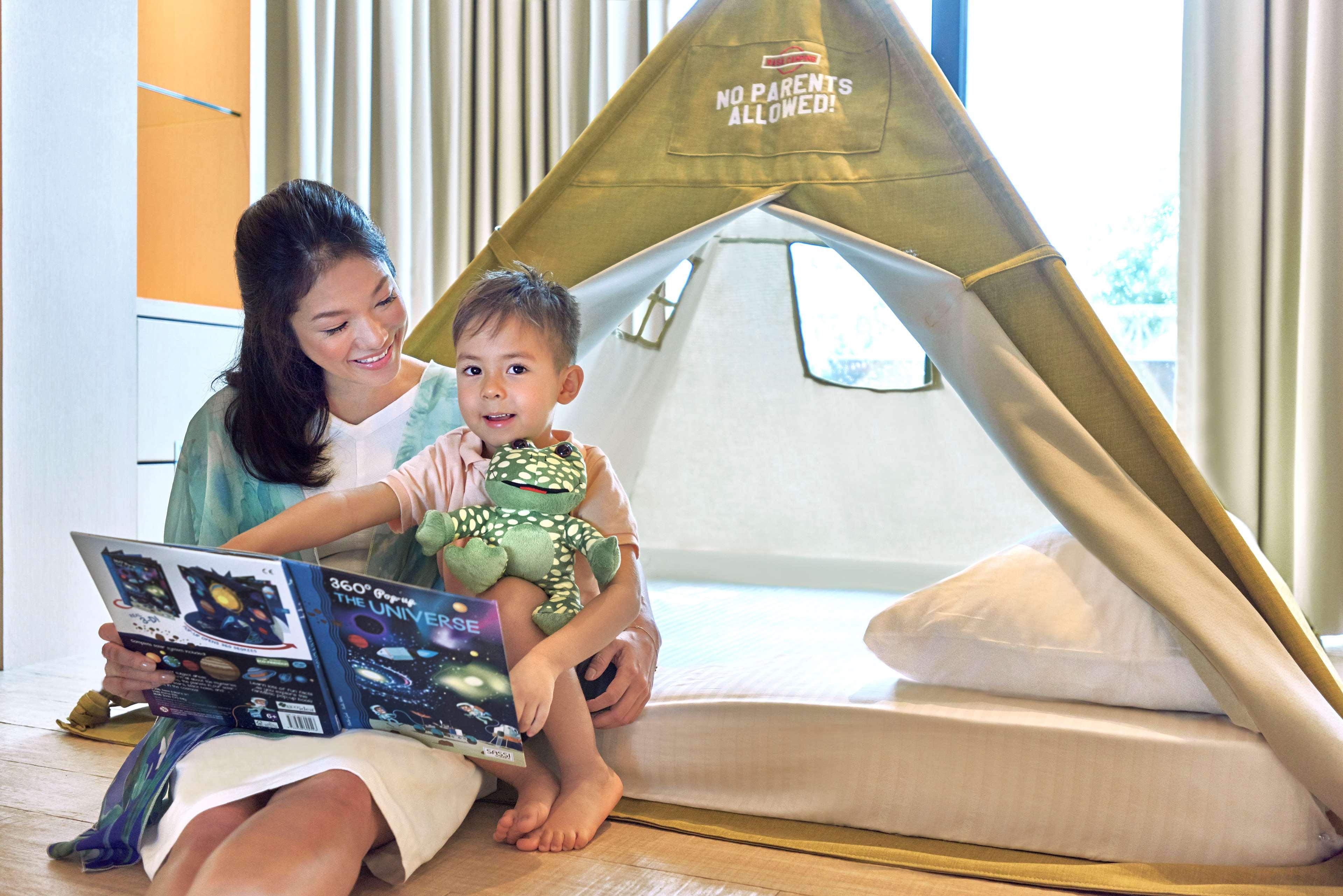 新加坡 圣淘沙香格里拉酒店 外观 照片 A child and his mother using a tablet